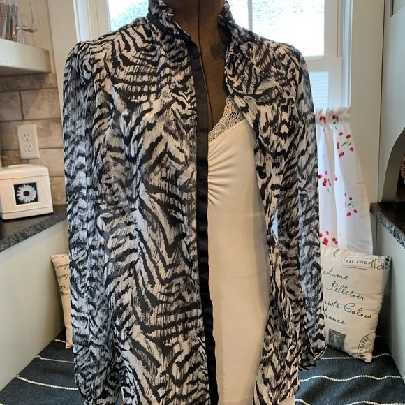 Kim Kardashian blouse - Picture 3 of 13